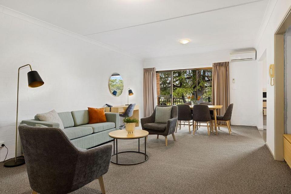 Oxley Court Serviced Apartments Camberra Exterior foto