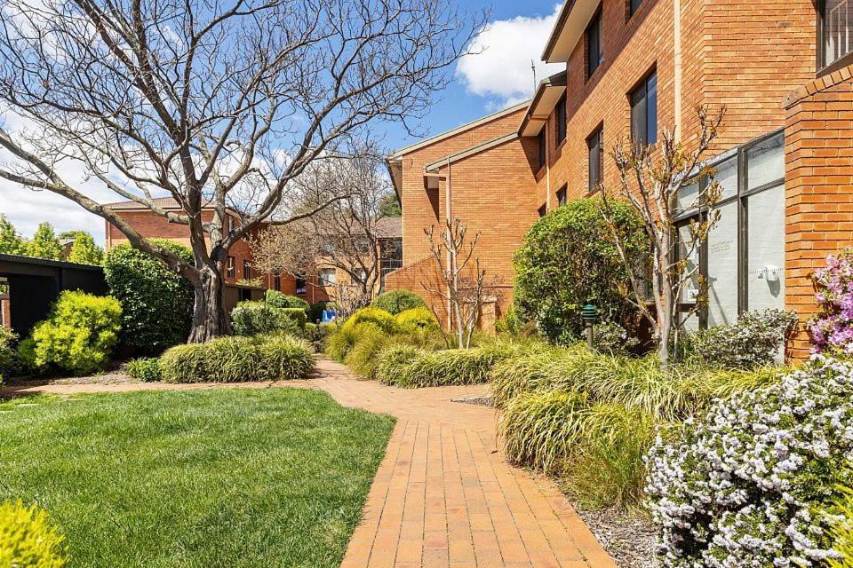 Oxley Court Serviced Apartments Camberra Exterior foto
