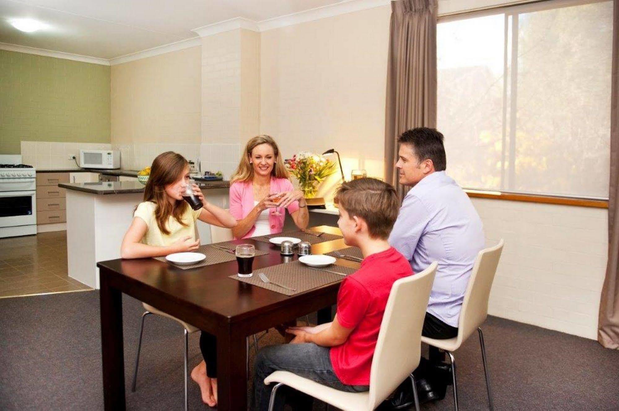 Oxley Court Serviced Apartments Camberra Exterior foto