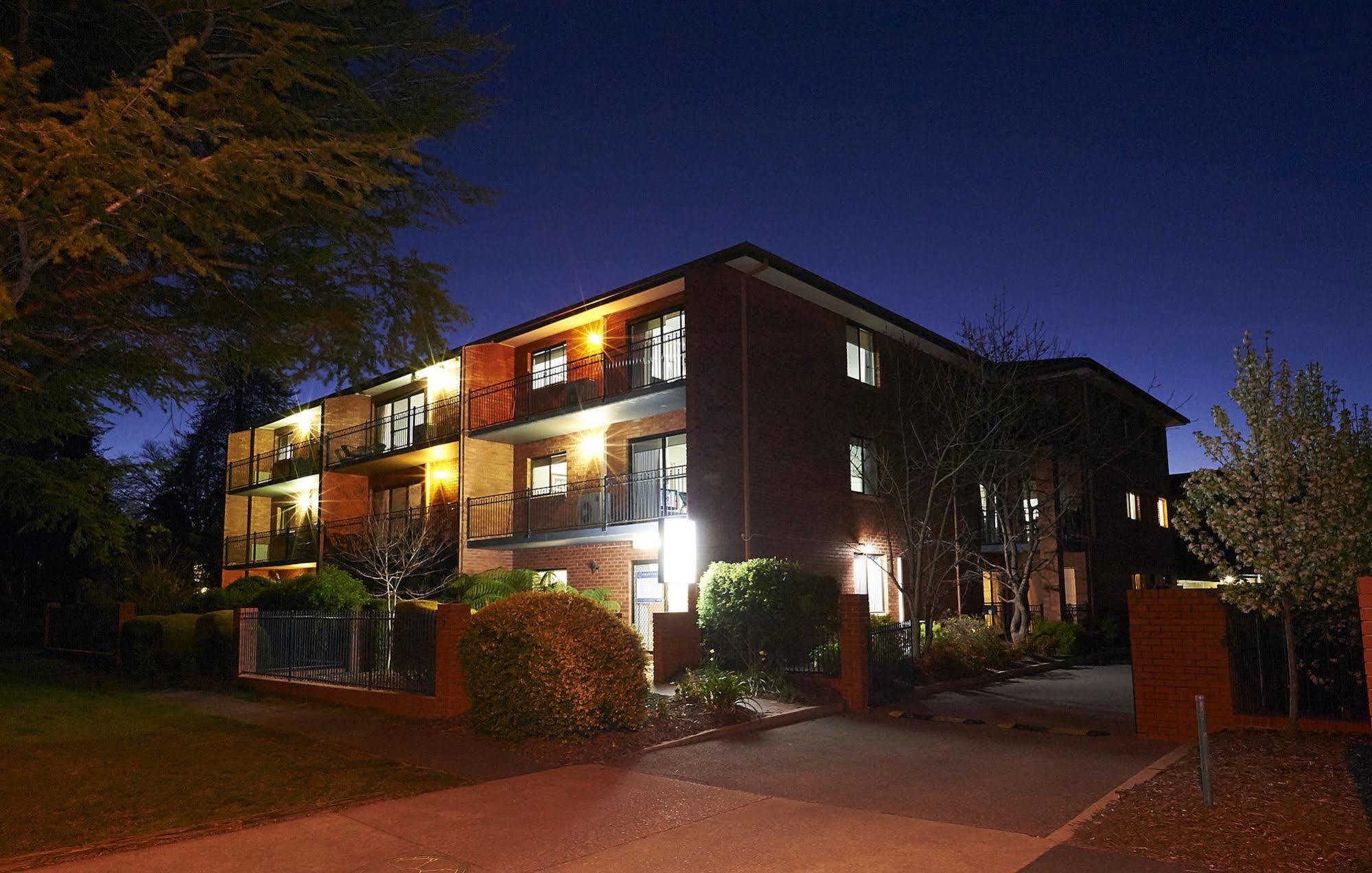 Oxley Court Serviced Apartments Camberra Exterior foto